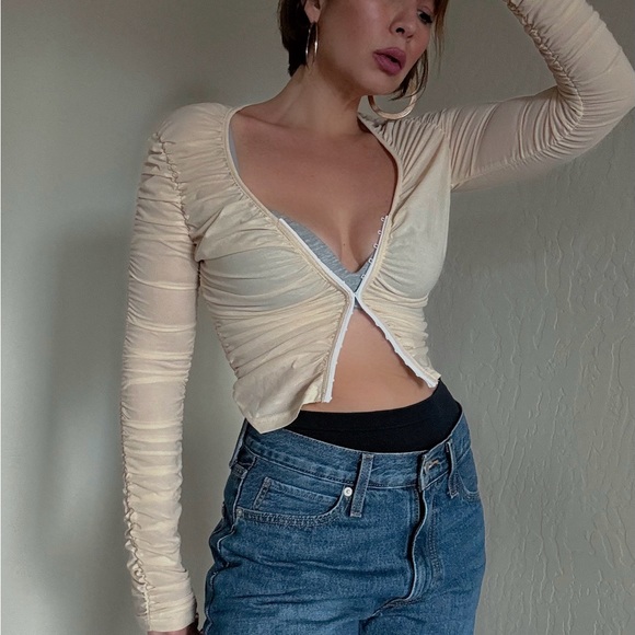 Ruched hook front top - Picture 3 of 9